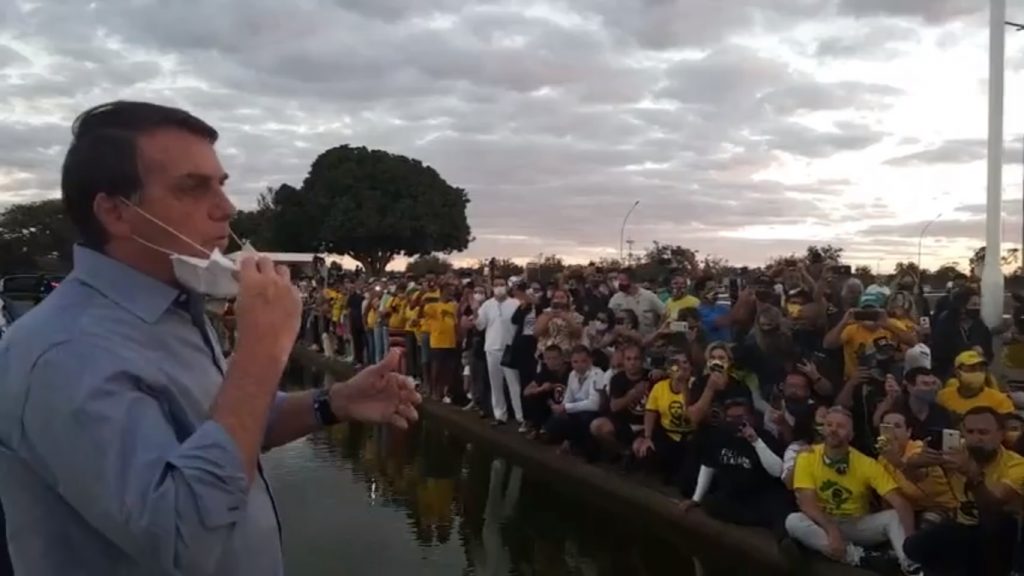 "Estamos construído o futuro do Brasil”, diz Bolsonaro para apoiadores em Brasília