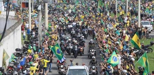 Bolsonaro arrasta multidão em passeio de moto no RJ; 1000 policiais foram mobilizados