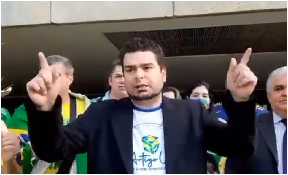 VÍDEO: em frente ao Senado, caminhoneiros dizem que a paralisação "está declarada"