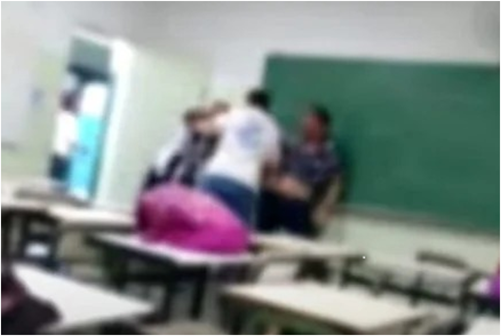 VÍDEO: pai de aluna dá 'surra' em professor após a filha relatar assédio sexual