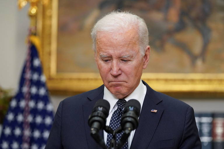 Os moradores dos estados americanos da Flórida, Ohio, Nova York e Washington falaram sobre a gestão do presidente Joe Biden, tecendo reclamações sobre o seu desempenho no contexto atual de crise mundial. Eles fizeram declarações à rede Fox News antes de um discurso do presidente nesta terça-feira. "Os Estados Unidos estão em péssimo estado", disse Kenny, do Kansas, citando a inflação, a economia e a guerra na Ucrânia. Um cidadão de Dayton, Ohio , disse que o país "não está indo em uma direção muito boa". "A fronteira não é segura", disse ele. "A coisa russa é insegura, a inflação está alta, os preços da gasolina estão altos." John, um nova-iorquino, disse que "nós meio que perdemos a nossa narrativa nacional. Na verdade, acho que estamos um pouco perdidos no momento". "Esta administração certamente não está desempenhando um papel forte na continuidade do legado de ser a protetora da democracia", acrescentou. Outro homem de Ohio disse que os preços dos imóveis e dos carros estão ruins e há "muitas pessoas que realmente não querem um emprego". Jeanna, da Flórida, disse à Fox News: "No estado da nossa união agora, acho que as coisas simplesmente não estão indo bem. É difícil para as pessoas apenas conversarem umas com as outras, e coisas sobre as quais costumávamos conversar, não acontecem mais dessa maneira", acrescentou. Larry, da Cidade do Panamá, Flórida, disse que o estado dos Estados Unidos é "o pior da minha vida. Acho que nosso país está dividido. Acho que as pessoas estão sofrendo", continuou ele. "O governo não se importa." As declarações refletem a impopularidade crescente do atual presidente americano, Joe Biden, perante a diplomacia internacional. Tudo começou com a retirada desastrosa das tropas americanas do Afeganistão, no primeiro semestre do ano passado, se agravando agora com a invasão da Rússia na Ucrânia. Com informações: Fox News.