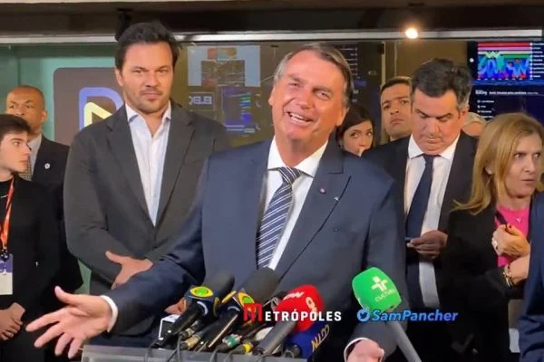 "Não vou apertar a mão de ladrão", diz Bolsonaro sobre debate na Band