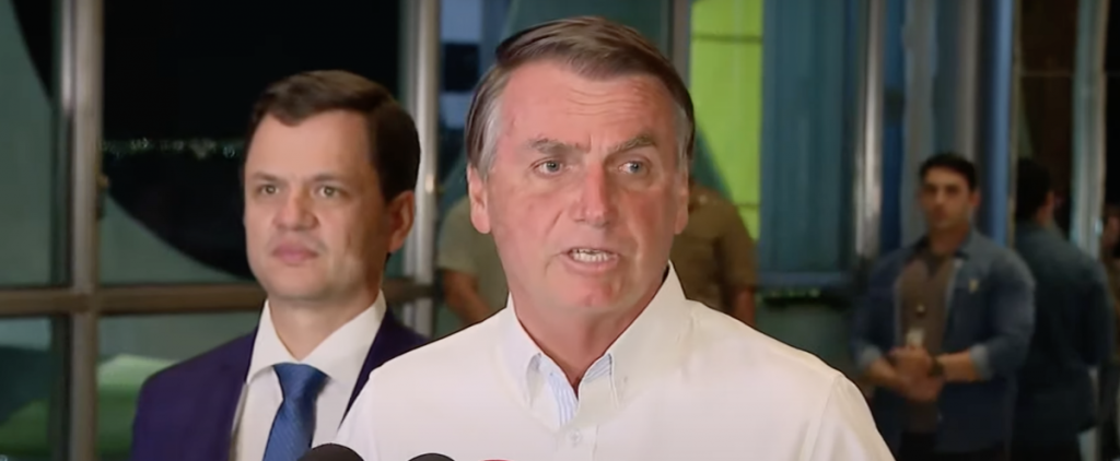 Bolsonaro: "É difícil você disputar uma eleição acirrada tendo um TSE parcial"