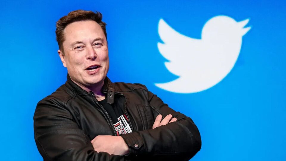 Após oficializar um acordo de US$ 44 bilhões para comprar o Twitter, encerrando uma disputa judicial que se arrastava por meses, o homem mais rico do mundo, Elon Musk, já começou a fazer mudanças drásticas na rede social. Segundo informações da Folha de S. Paulo, o presidente-executivo do Twitter, Parag Agrawal, e o diretor financeiro, Ned Segal, deixaram a empresa, disseram duas das fontes. Além desses nomes, a moderadora-chefe de conteúdo Vijaya Gadde também foi demitida por Elon Musk. Ela foi quem defendeu o banimento de Donald Trump e a censura da história verídica sobre Hunter Biden às vésperas da eleição de 2020. A compra do Twitter por Musk é vista com grande expectativa pelos defensores da liberdade de expressão nas redes sociais, uma vez que o público conservador tem acusado a plataforma de censura aos seus conteúdos.