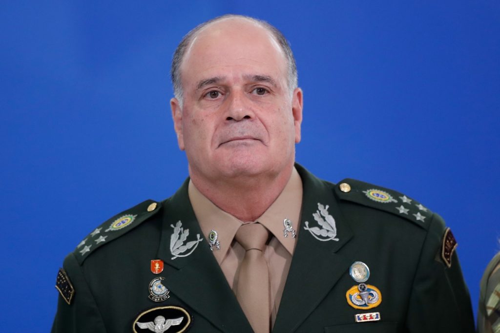 Exército emite nota rebatendo fala de Paulo Figueiredo sobre generais; leia