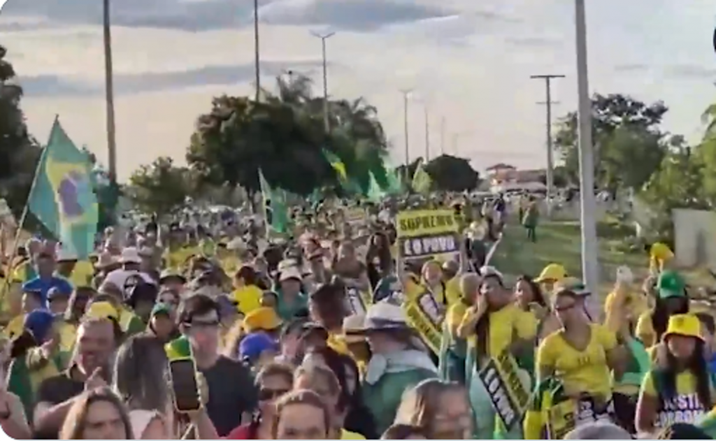 AGORA: multidão começa a ocupar o Alvorada em protesto contra a diplomação de Lula