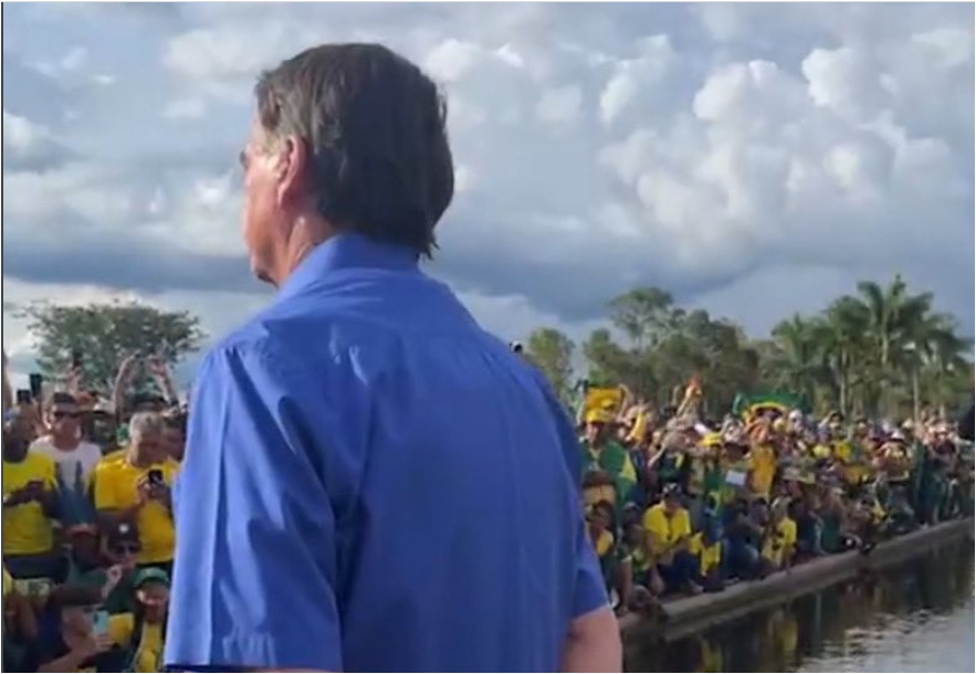 AGORA: Bolsonaro aparece e vai ao encontro de manifestantes na Alvorada