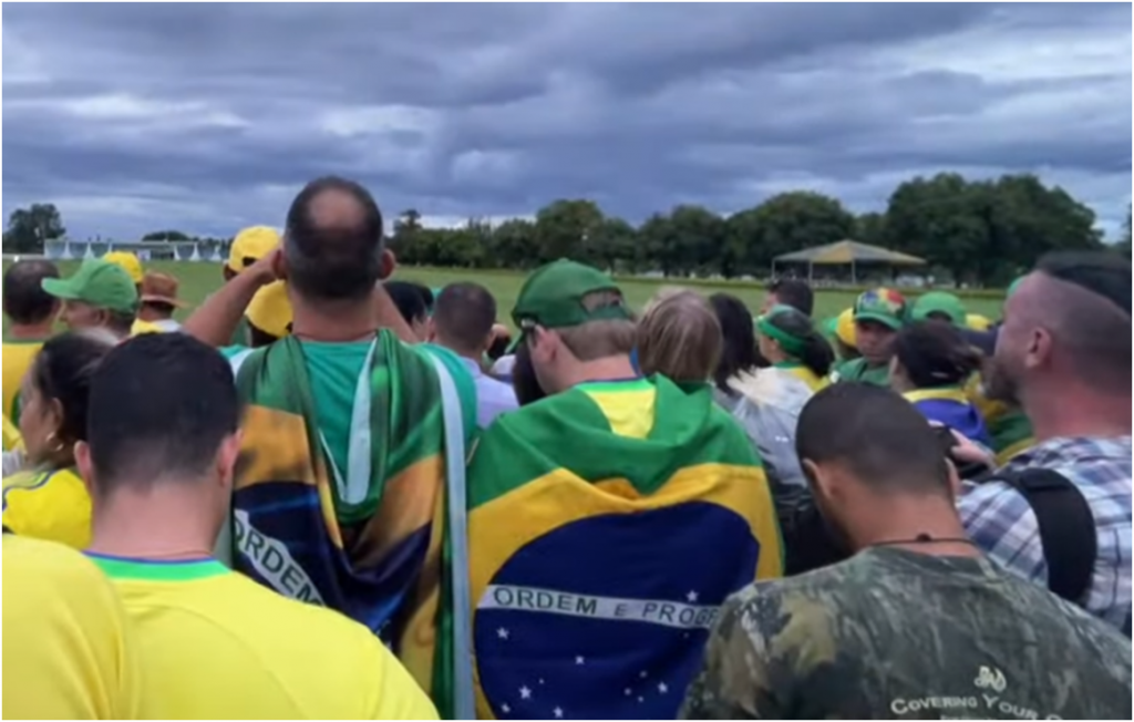 AO VIVO: manifestantes aguardam possível pronunciamento de Bolsonaro no Alvorada