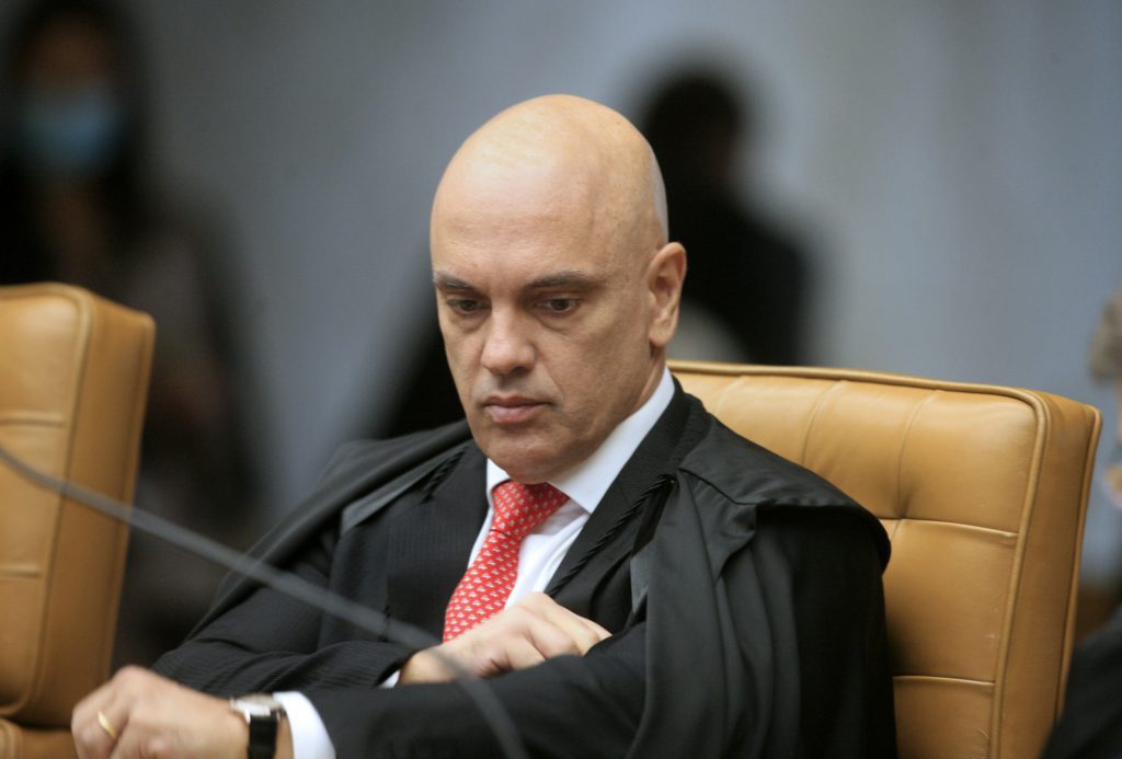 Alvo de 60 pedidos de impeachment, Moraes faz campanha para Pacheco vencer no Senado