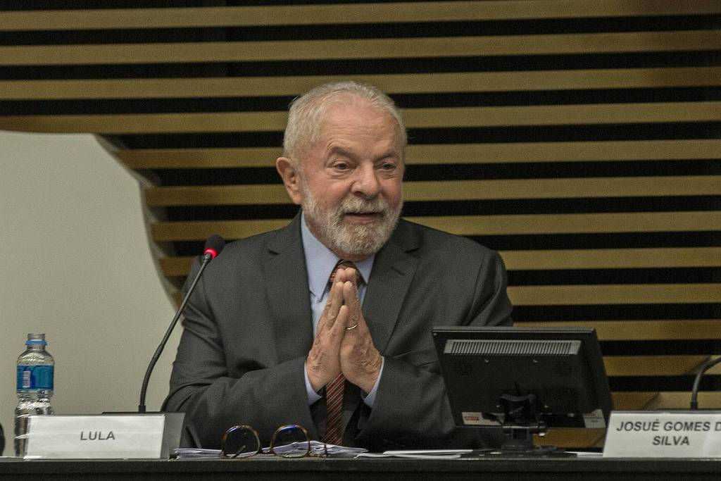 População tem que voltar a gostar de "samba, carnaval e futebol", diz Lula