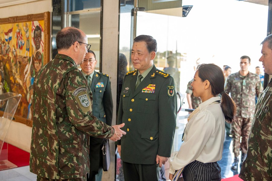 Generais da China chegam ao Brasil para conhecer "projetos estratégicos do Exército"