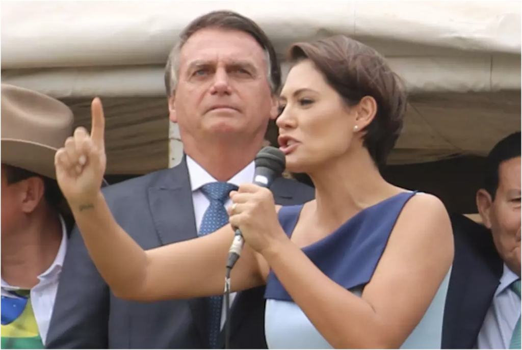 Bolsonaro diz que Michelle pode disputar a Presidência, mas "não tem experiência"