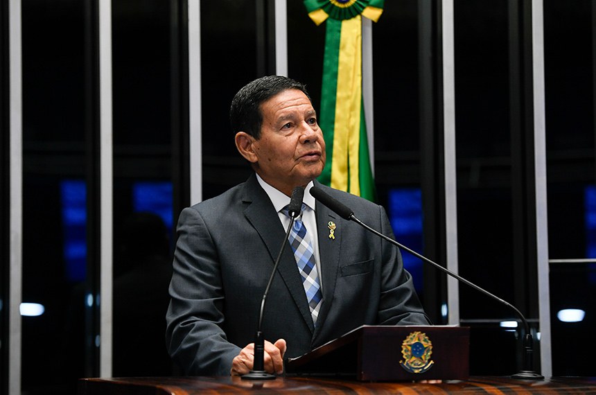 Mourão sobre críticas a ministros: "Corremos o risco da polícia bater à nossa porta"