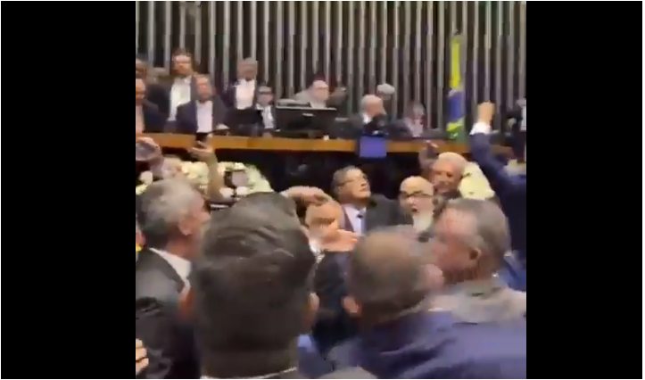 URGENTE: parlamentar do PT agride deputado da oposição em discursão na Câmara