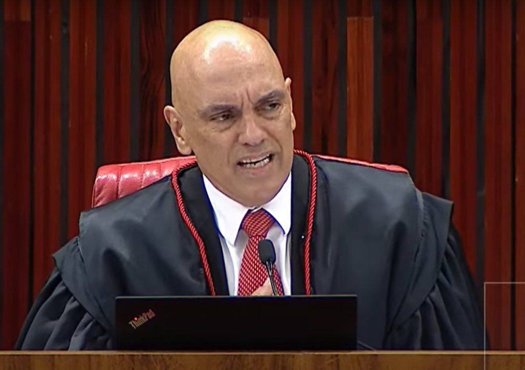 Jornalista expõe 'divergência bizarra' em peça de Moraes e PGR contra Carlos