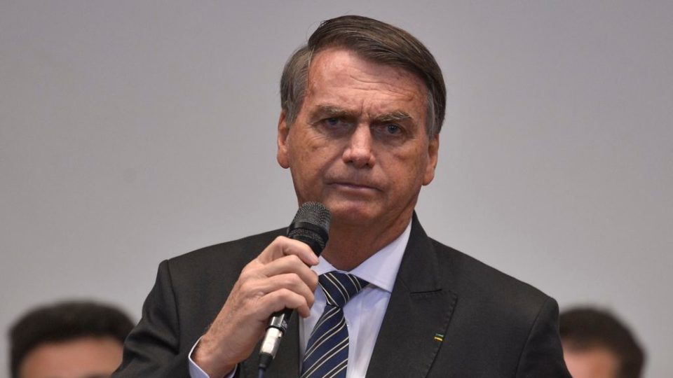 Bolsonaro chama redações de jornalismo de 'prostíbulos' que atacam valores cristãos