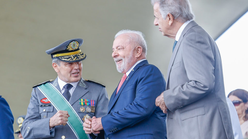 Lula corta 70% do orçamento da Defesa, e coronel reage: 'Preferiram a vergonha'