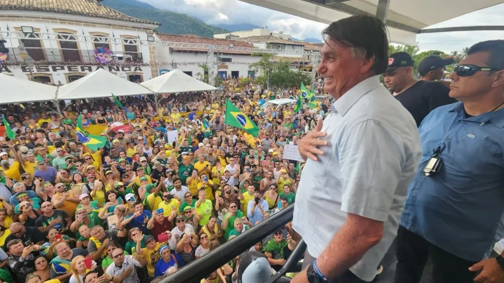 Em clima de campanha, multidão comparece a encontro com Bolsonaro, que provoca Lula