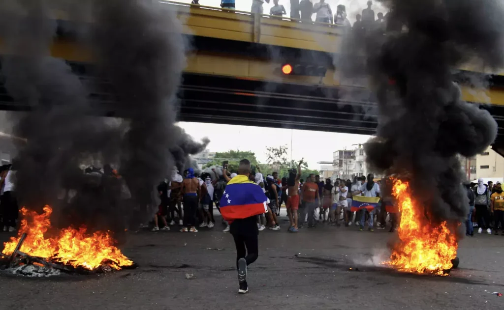 Protestos contra fraude tomam conta da Venezuela e seguranças se unem à população